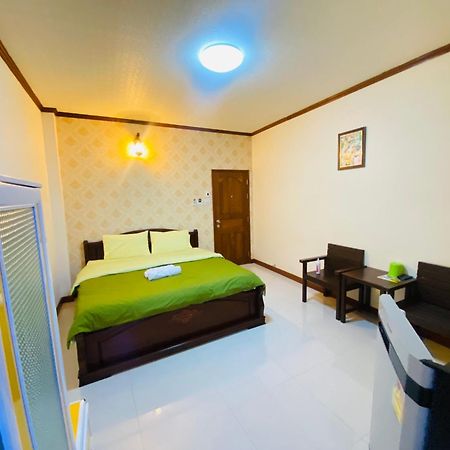 Hotel Rak Ban Kerd House à Ko Sichang Extérieur photo