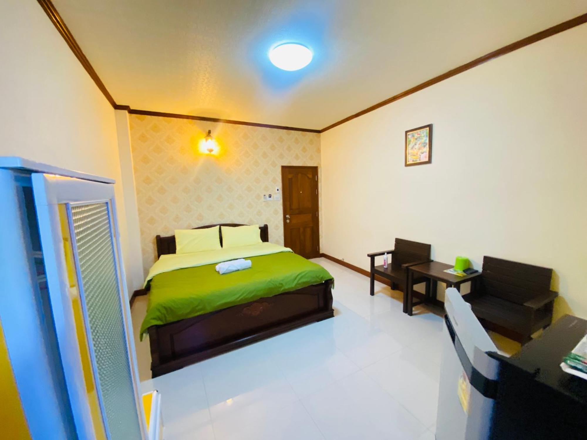 Hotel Rak Ban Kerd House à Ko Sichang Extérieur photo